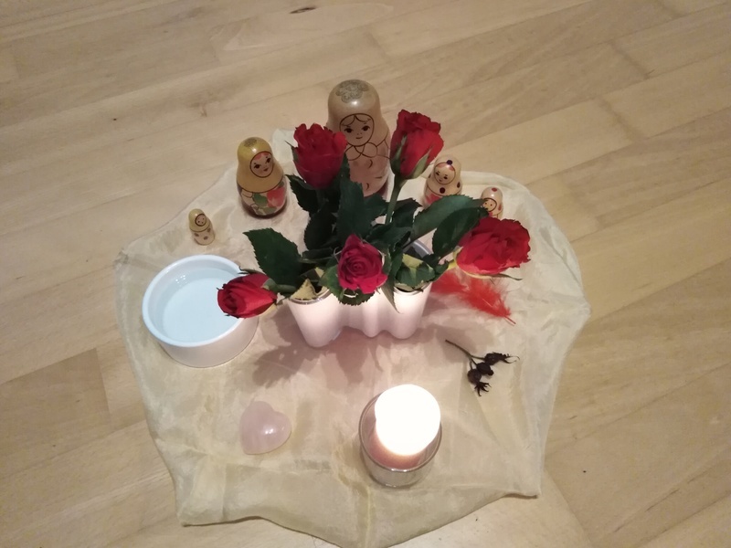 Matrjoschkas mit drei Hagebutten, die den Samen der wilden Rose bewahren Matrjoschkas mit drei Hagebutten, die den Samen der wilden Rose bewahren