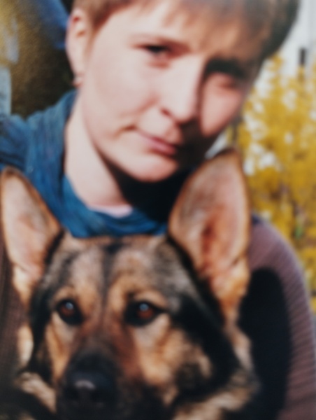 Katrin in jungen Jahren mit der Familienh�ndin